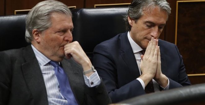 El ministro de Educación, Cultura y Deporte, Íñigo Méndez de Vigo, junto al titular de la cartera de Fomento, Íñigo de la Serna (d), durante la sesión de control al Gobierno celebrada hoy en el Congreso. /EFE