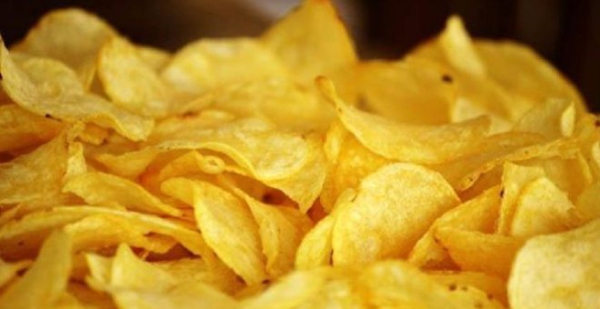 Las patatas fritas son uno de los productos en los que está presente la acrilamida.