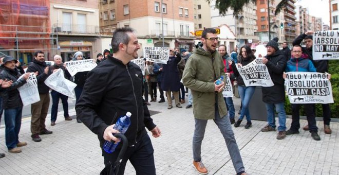 Pablo Alberdi y Jorge Merino, militantes de la CNT, llegan al juzgado de Logroño durante su juicio por los incidentes en la huelga general de noviembre de 2012. -EFE