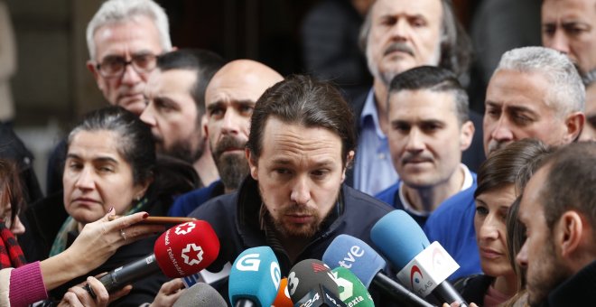 El líder de Podemos, Pablo Iglesias, atiende a los medios en el Congreso de los Diputados. EFE/Javier Lizón