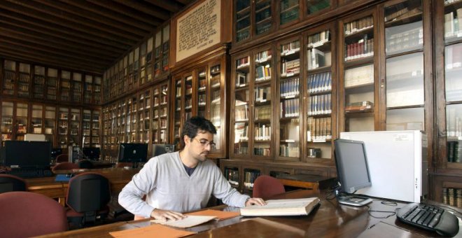 Un estudioso consulta un documento en la Archivo General Militar de Ávila.- EFE
