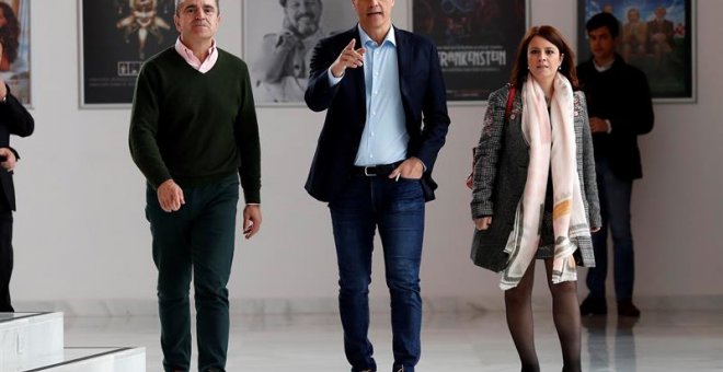 El secretario general del PSOE, Pedro Sánchez (c), el portavoz adjunto del grupo parlamentario socialista en la Asamblea de Madrid, José Manuel Franco (i), y la vicesecretarua general, Adriana Lastra (d), tras la reunión de la delegación de la CEF, encabe