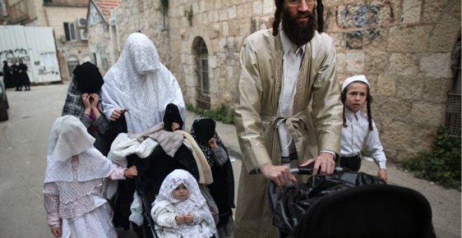 Una familia ultraortodoxa celebrando el Purim, un carnaval judío, en un barrio religioso de Jerusalén. M. KAHANA (AFP)
