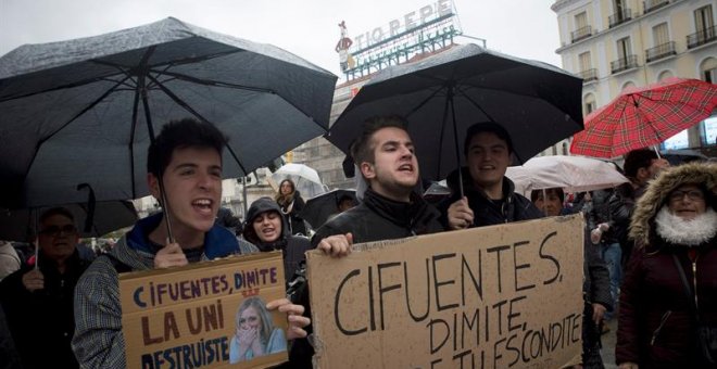 Cientos de alumnos y profesores de la Universidad Rey Juan Carlos (URJC), se han concentrado hoy en la madrileña Puerta del Sol para exigir la dimisión de Cristina Cifuentes, y del rector de la URJC, Javier Ramos.EFE