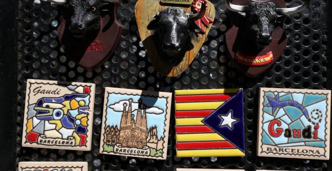 Una bandera estelada entre los objetos a la venta en una tienda de recuerdos en Barcelona. REUTERS/Susana Vera
