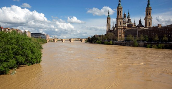 El río Ebro ha comenzado a desbordarse a su paso por Zaragoza. EFE
