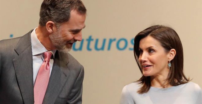 Los Reyes Felipe VI y Letizia, durante la ceremonia de entrega de las becas de posgrado de La Caixa para estudiantes de diferentes disciplinas. (BALLESTEROS | EFE)