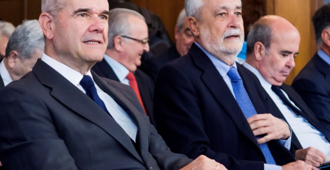 El expresidente del Gobierno andaluz socialista, Antonio Griñán, junto al también expresidente durante 19 años, Manuel Chaves. EFE