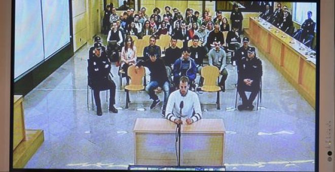 Monitor de la sala de prensa de la Audiencia Nacional de San Fernando de Henares que retransmite el juicio a los ocho acusados de agredir a dos guardias civiles y sus parejas en octubre de 2016 en la localidad navarra de Alsasua, unos hechos calificados d