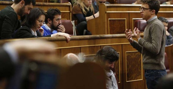 Íñigo Errejón (derecha) conversa con varios compañeros de partido durante la sesión de control al Gobierno celebrada en el Congreso el pasado 11 de abril de 2018. | (JAVIER LIZÓN | EFE)