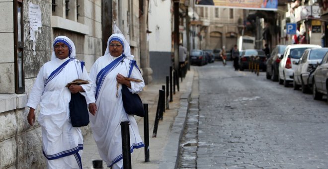 Dos monjas caminan por Damasco. REUTERS/Ali Hashisho