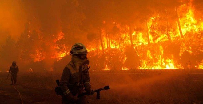 Un bombero en uno de los incendios que arrasó Galicia el pasado octubre.- EFE