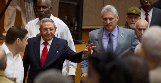 Raúl Castro y Miguel Díaz-Canel, este miércoles en La Habana. REUTERS