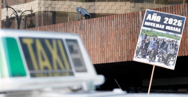 Protesta de taxistas en Valencia contra los VTC. / JOSÉ VILLALGORDO (EFE)