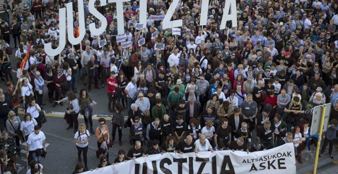 Miles de personas se han manifestado en Pamplona pidiendo "justicia" para los ocho jóvenes de Alsasua. EFE