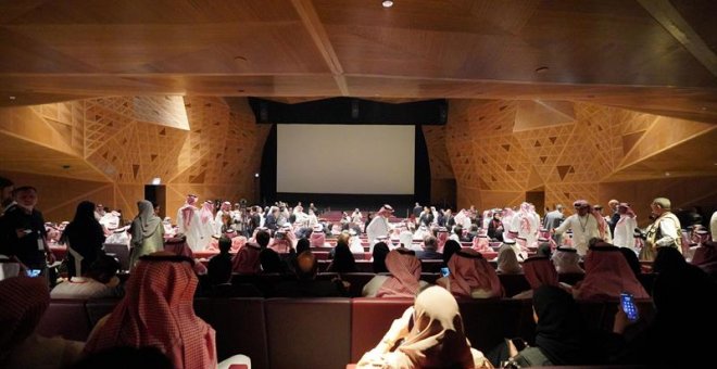 Cientos de invitados asisten a la inauguración del primer cine público de Arabia Saudí este miércoles. EFE//MAJED AL-MALKI