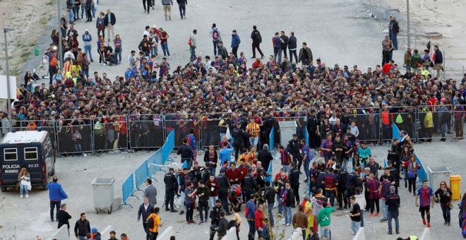 Los aficionados fueron abordados por las medidas de seguridad en las afueras del estadio Wanda Metropolitano, en Madrid, antes de comenzar la final de la Copa del Rey que juegan esta noche el Sevilla FC y el FC Barcelona. EFE/Juan Carlos Hidalgo