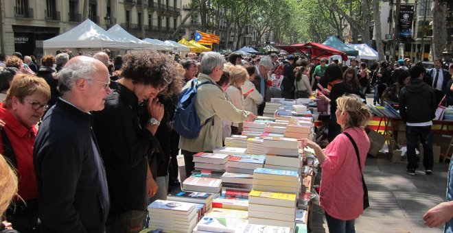 Parades de llibres a les Rambles de Barcelona per la Diada de Sant Jordi / Arxiu EUROPA PRESS