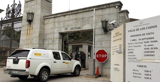 Los peritos del Instituto Torroja de Ciencias de la Construcción, perteneciente al Centro Superior de Investigaciones Científicas (CSIC), a la entrada de el Valle de los Caídos. EFE/Paolo Aguilar