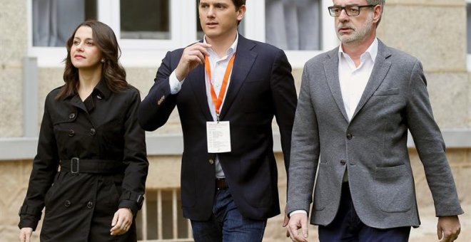 El líder de Ciudadanos, Albert Rivera, el secretario general del partido, José Manuel Villegas, y la portavoz de la Ejecutiva y secretaria de Formación, Inés Arrimadas, a su llegada al I Encuentro Nacional que la formación naranja celebra hoy en San Lore