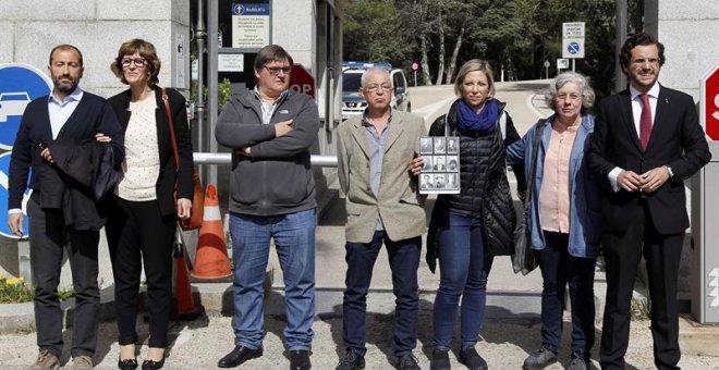 Héctor y Rosa Gil Rodríguez (1 y 2 i), nietos de Pedro Gil Calonge; Francisco Casado Blesa (c), nieto y sobrino nieto de José y Antonio Casado; Silvia Navarro (3d), de la Asociación de Familiares Pro Exhumación de los Republicanos del Valle de los Caídos;