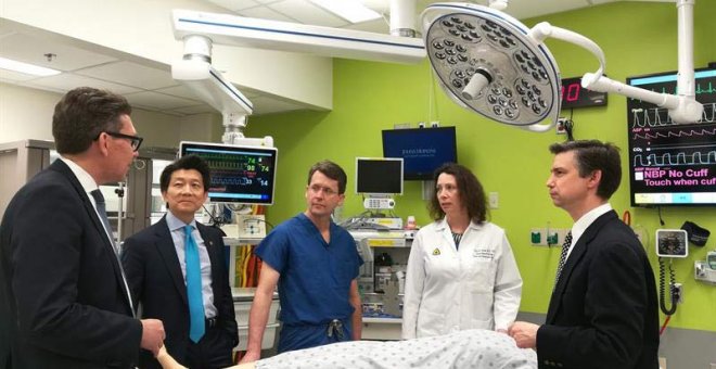 Fotografía cedida que muestra a los doctores (i-d) Brandacher Gerald, Wei-Ping Andrew Lee, Richard Redett, Cerise M.C. y Damon Cooney, del equipo de la Facultad de Medicina de la Universidad Johns Hopkins con sede en Baltimore (Maryland), donde se realizó