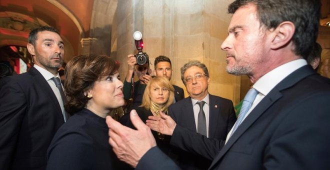 La vicepresidenta del Govern central, Soraya-Sáenz de Santamaria, amb l'exprimer ministre francès Manuel Valls. EFE / Marta Pérez.