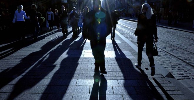 Un grupo de personas caminan por el centro de Helsinki, Finlandia - EFE