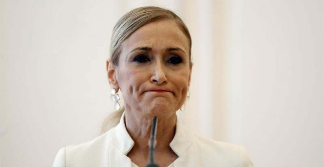 Cifuentes anuncia su dimisión en una comparecencia de prensa. (EMILIO NARANJO | EFE)