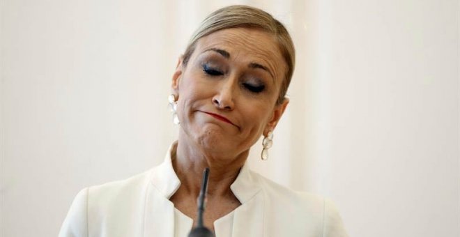 Cristina Cifuentes durante la rueda de prensa en la que ha anunciado su dimisión. (EMILIO NARANJO | EFE)