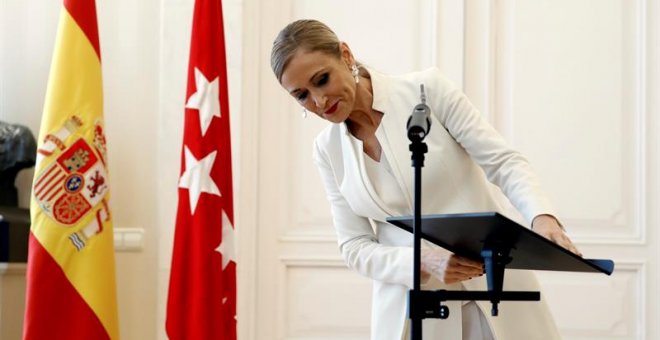 Cristina Cifuentes durante la rueda de prensa en la que ha anunciado su dimisión como presidenta de la Comunidad de Madrid. - EFE