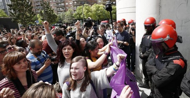 GRAF4105. PAMPLONA (ESPAÑA), 27/04/2018.-Las movilizaciones, que durante el día de ayer se sucedieron en diferentes puntos de Pamplona en protesta por la sentencia de la Audiencia Provincial que condena a los cinco acusados de la Manada por abusos sexuale