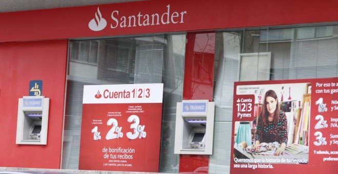 Publicidad de la 'Cuenta 1,2,3' en una oficina de Banco Santander. P.E.