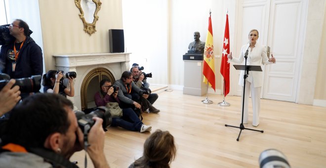 Cristina Cifuentes durante la rueda de prensa ofrecida hoy en la que ha anunciado su dimisión como presidenta de la Comunidad de Madrid. EFE