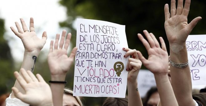 Concentración de protesta frente al Palacio de Justicia de Navarra por la sentencia de 'La Manada'. EFE/Jesus Diges