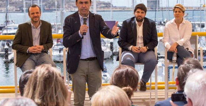 El coordinador general del Partido Popular, Fernando Martínez-Maíllo (2i) acompañado por el presidente del Partido Popular en Murcia Fernando López Miras (2d); la candidata a la alcaldía de Cartagena por el PP Noelia Arroyo (d) y el presidente del partido