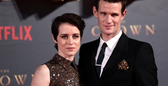 Los actores Claire Foy y Matt Smith en la premier de la segunda temporada de 'The Crown' en Londres. REUTERS/Simon Dawson