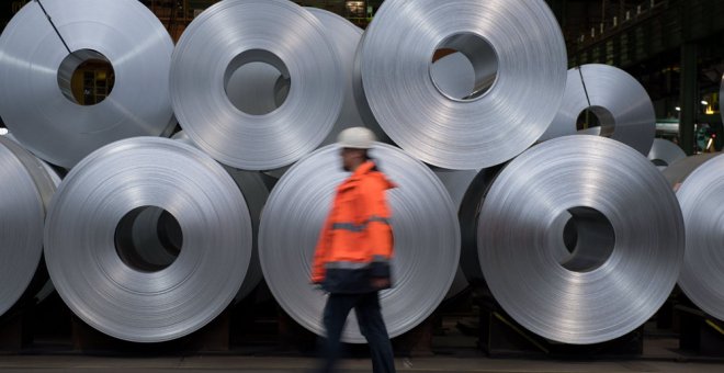 Rollos de aluminio del fabricante alemán Salzgitter almacenados. EFE/ David Hecker
