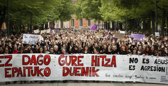 Imagen de archivo de una de las manifestaciones ante el Palacio de Justicia de Navarra para mostrar su rechazo a la sentencia de 'La Manada'. EFE/Villar López