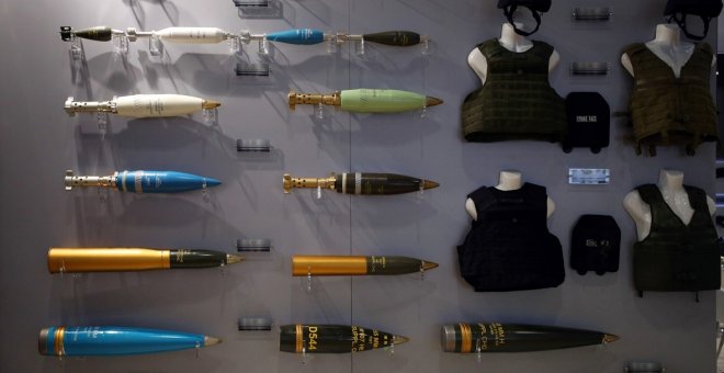 Obuses, proyectiles y chalecos expuestos en la Feria Internacional de Seguridad y Defensa, en Londres. REUTERS/Hannah McKay