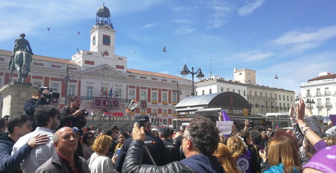 Concentración de la comisión del 8-M de Madrid en la Puerta del Sol, mientras se celebran los actos institucionales del 2 de Mayo. B.A.