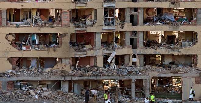 Estado en el que quedó la casa cuartel de la Guardia Civil en Burgos, tras el atentado de ETA en julio de 2009. REUTERS/Felix Ordonez