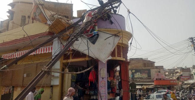 Poste eléctrico derribado por una tormenta en Alwar, en el estado occidental de Rajasthan, India. REUTERS