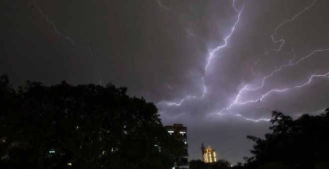 Un rayo sobre en las afueras de la capital india Nueva Delhi. PRAKASH SINGH / AFP