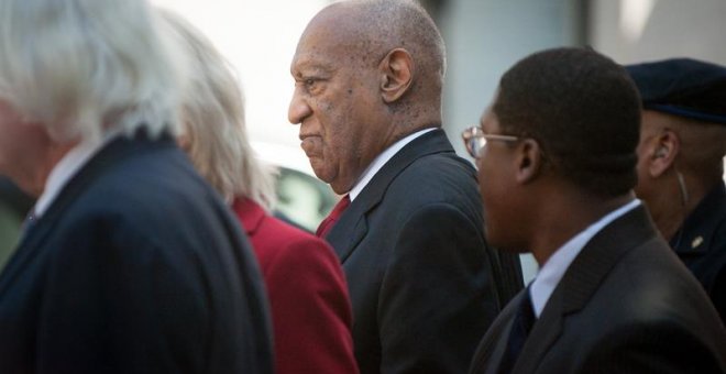 Bill Cosby sale del palacio de justicia del condado de Montgomery. / EFE