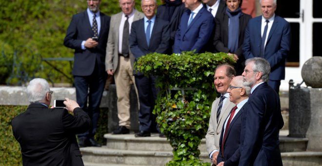 El abogado Brian Currin, el político irlandés Gerry Adams y el alcalde de Bayona Jean Rene Etchegary se hacen una foto ante de la reunión de un grupo de personalidades políticas internacionales en la localidad vascofrancesa de Cambo-les-Bains para avalar