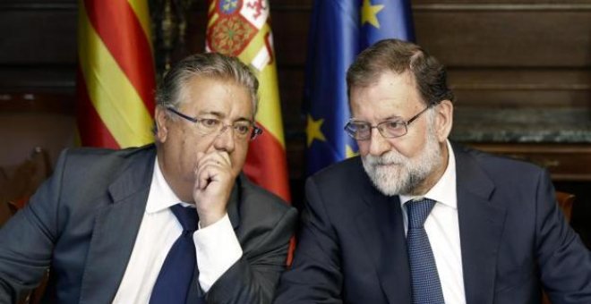 El ministro del Interior, Juan Ignacio Zoido, junto al presidente Rajoy - EFE