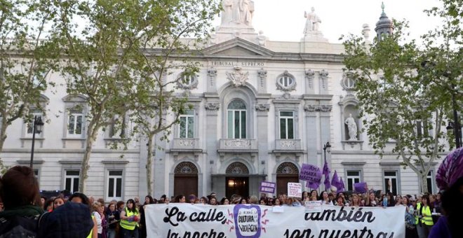 Cientos de personas, en su mayoría mujeres, han protestado esta tarde frente al Tribunal Supremo de Madrid contra la sentencia de La Manada, tras la manifestación iniciada en el Ministerio de Sanidad. EFE