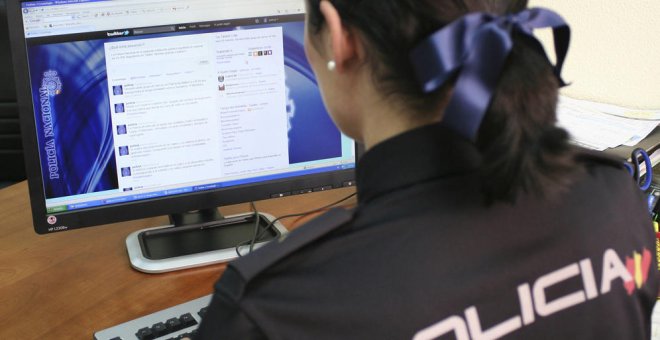 Agente de la Policía Nacional escribiendo en la cuenta de Twitter @policia. (EFE)