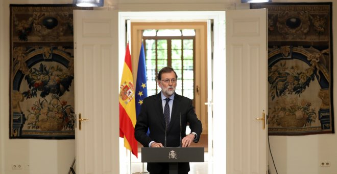 El presidente del Gobierno, Mariano Rajoy, en una declaración institucional en el Palacio de la Moncloa sobre la declaración de ETA anunciando su disolución.. REUTERS/Sergio Perez